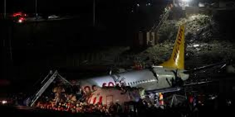Avião sai da pista e fuselagem se parte em aeroporto na Turquia