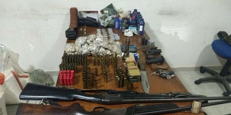 NO SERTÃO - Ação da Polícia Militar prende cinco pessoas e apreende vários materiais usados em explosões de bancos