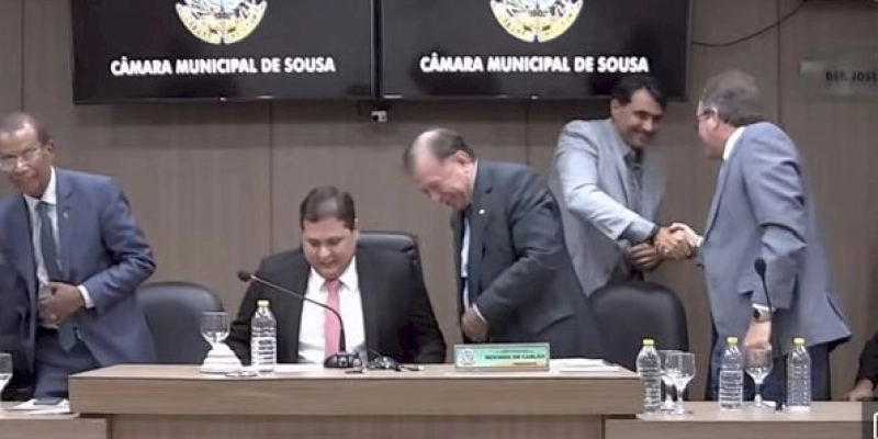 O aperto de mão entre Tyrone e André Gadelha que deixou a Câmara de Vereadores sem fala em Sousa 