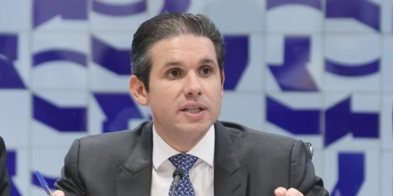 Hugo Motta adota tom de cautela sobre anistia do 8 de janeiro e lança recado direto ao STF e à oposição