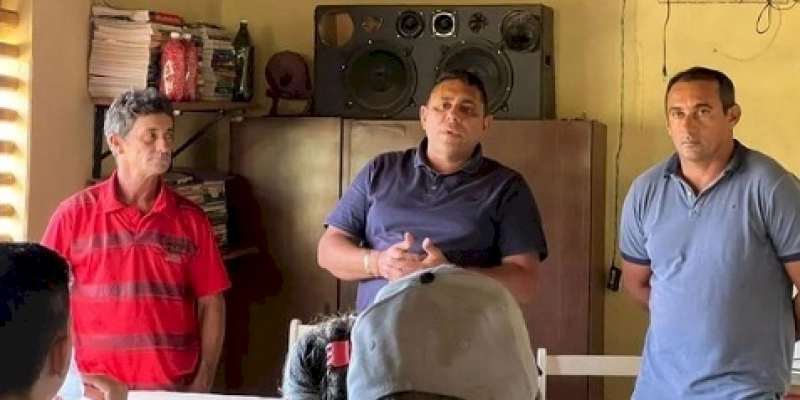 João Neto participa de reunião com populares de Duas Lagoas, para debaterem a criação e reforma de açude na comunidade 
