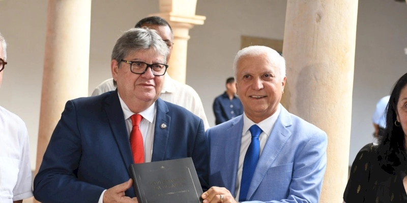 João Azevêdo participa de lançamento de livro sobre governantes e destaca importância da obra para preservação da história da Paraíba