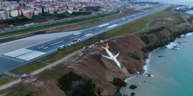 Impressionante: avião derrapa na decida e cai em barranco