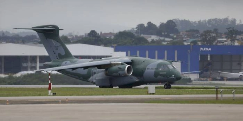 Quinta aeronave da FAB parte de Israel com 215 brasileiros