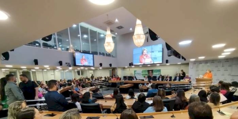 ALPB debate ações de conscientização da Primeira Infância e entrega título de cidadão paraibano ao juiz Hugo Zaher