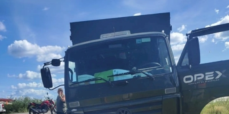 Colisão frontal entre carro e caminhão deixa duas pessoas mortas e duas feridas em estado grave, na BR-230, no sertão paraibano 