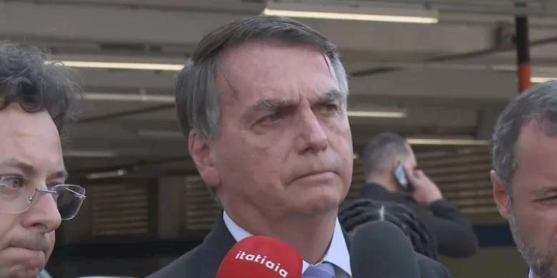 “Não é normal ir no complexo do alemão conversar com traficante”, responde Bolsonaro ao ser questionado sobre sua estadia em Embaixada