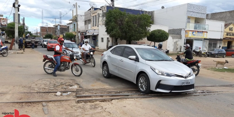 Trilho solto oferece risco de acidente a motoristas, e motoqueiros no Bairro da Estação em Sousa; Vídeo 