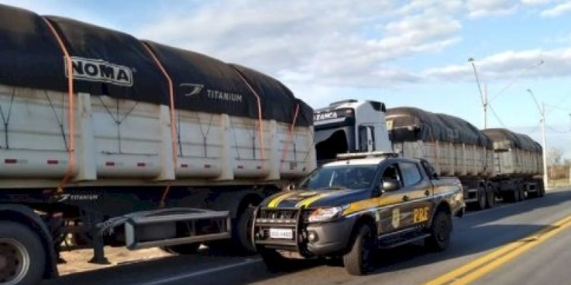 PRF apreende caminhão que transportava mercadorias com documento fiscal fraudado, em Cajazeiras 