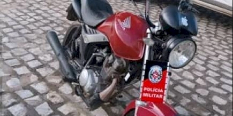 Polícia Militar conduz motocicleta com numeração do chassi “pinado”, localizada no bairro vila nova, em Cajazeiras