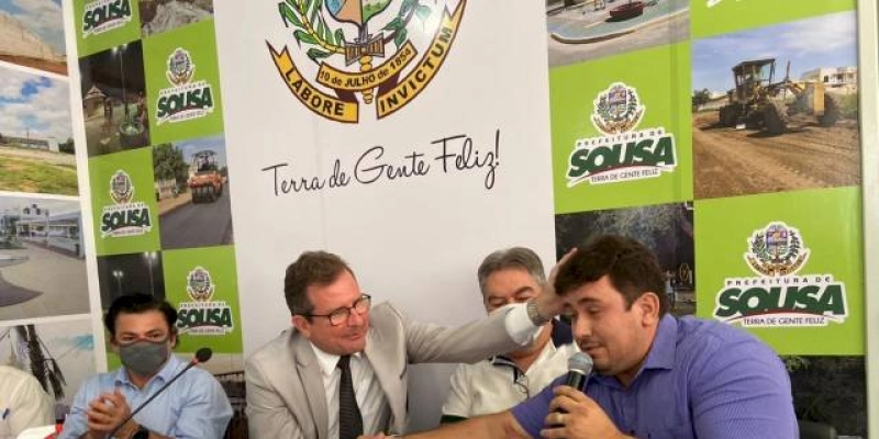 Hélder quebra o protocolo da coletiva, e diz: “Tyrone é o maior Prefeito que Sousa já teve”; Assista 