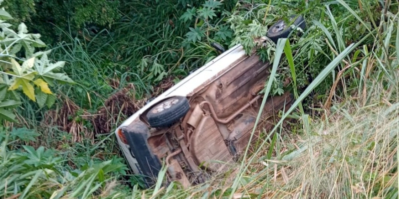 Motorista ‘sobra em curva’ e capota veículo na PB 323, no sertão do estado 