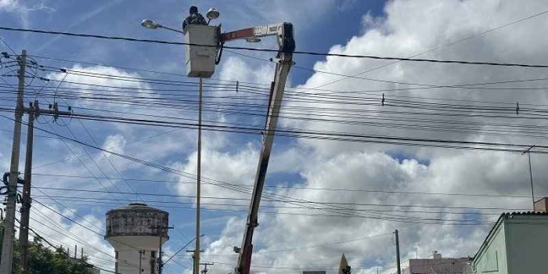 Prefeitura de Sousa intensifica trabalho de manutenção da iluminação pública nos Bairros