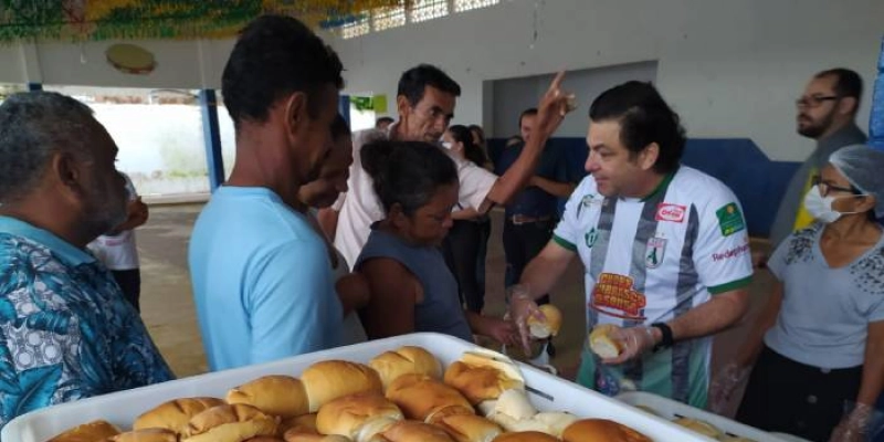 Com presença do prefeito Zenildo Oliveira, bairro Alto do Cruzeiro é beneficiado com o programa Pão na Mesa