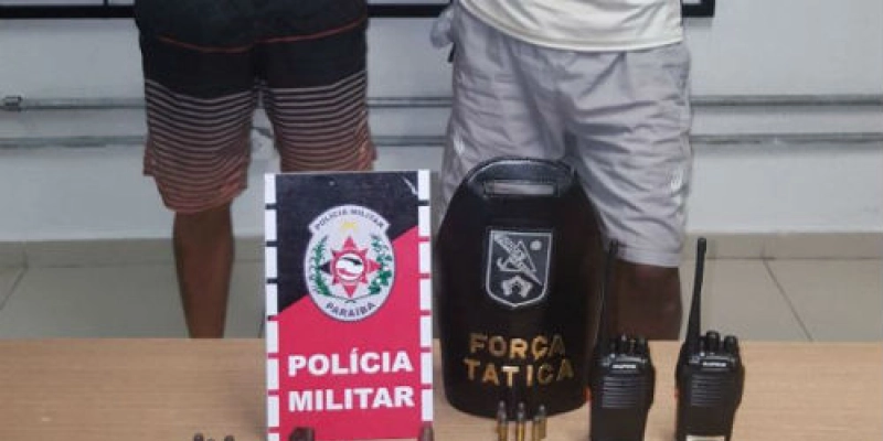 Dupla é presa com arma de fogo e rádios comunicadores; Veja 