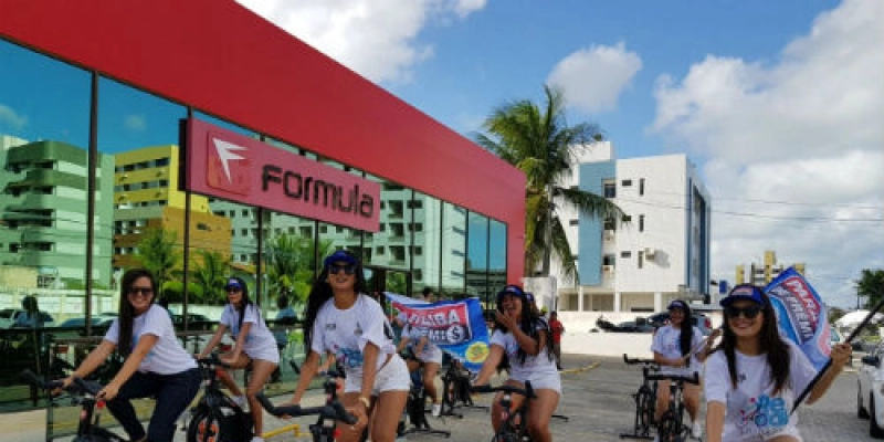 Educadores físicos dão orientações para participantes do Pedal Solidário