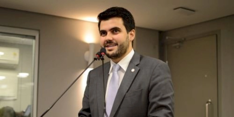 Após articulação de Wilson Filho junto ao Ministério da Educação, Uiraúna recebe dois ônibus escolar; veja
