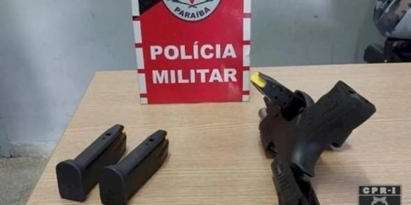 Homem com identidade falsa da Polícia Militar e que portava ilegalmente uma arma de fogo é preso