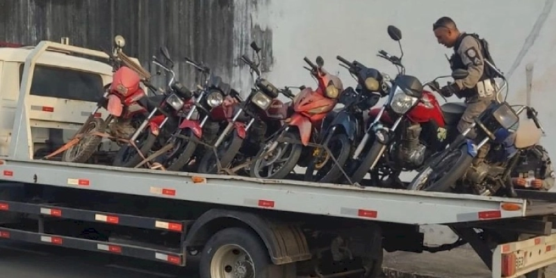 Armas de fogo e 31 veículos com escapamentos irregulares são apreendidos em fiscalizações de trânsito