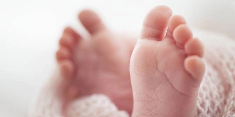 Campanha Junho Lilás alerta para importância do teste do pezinho