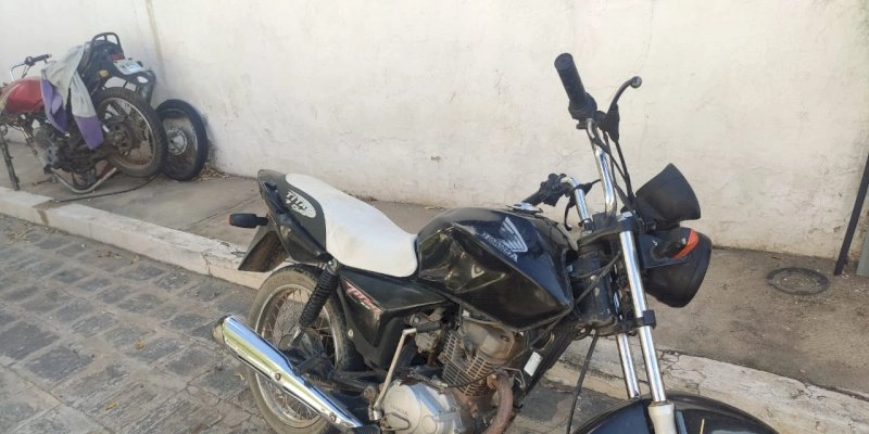 Motocicleta furtada na zona rural de Sousa é recuperada pela PM próximo ao Distrito de Casinha do Homem, em Santa Cruz 