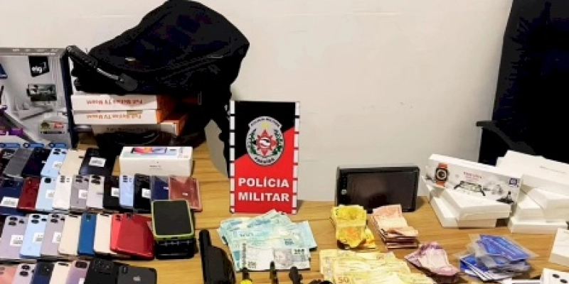 Polícia Militar prende em flagrante dupla de assaltantes, recupera materiais, dinheiro roubado e apreende armas de fogo