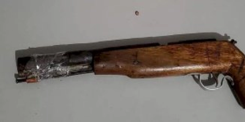 Arma de fogo utilizadas por bandidos em vários assaltos é encontrada embaixo de árvore 
