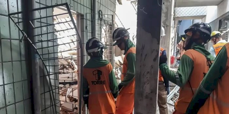 Prédio desaba e mata três pessoas