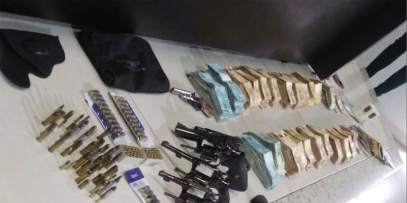 Policiais apreendem armas e mais de R$ 400 mil em casa de João de Deus