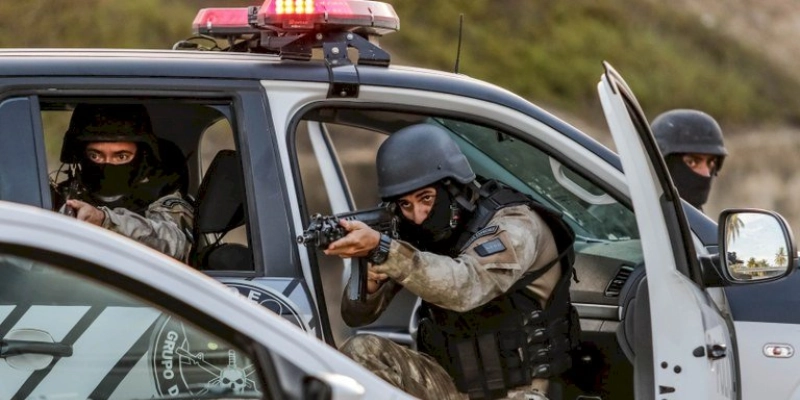 Polícia Civil prende suspeitos e apreende 50 kg de droga e 185 munições