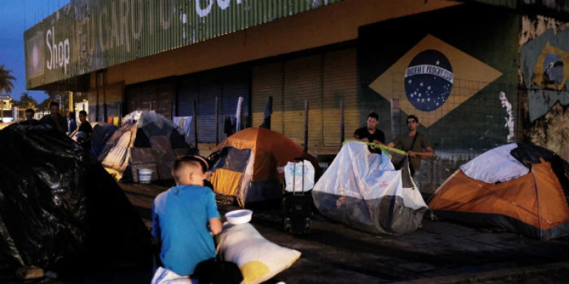 Venezuelanos e brasileiros entram em confronto nas ruas de Roraima