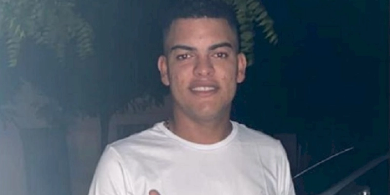 Colisão entre moto e animal deixa rapaz morto e jovem ferida, no sertão do estado 