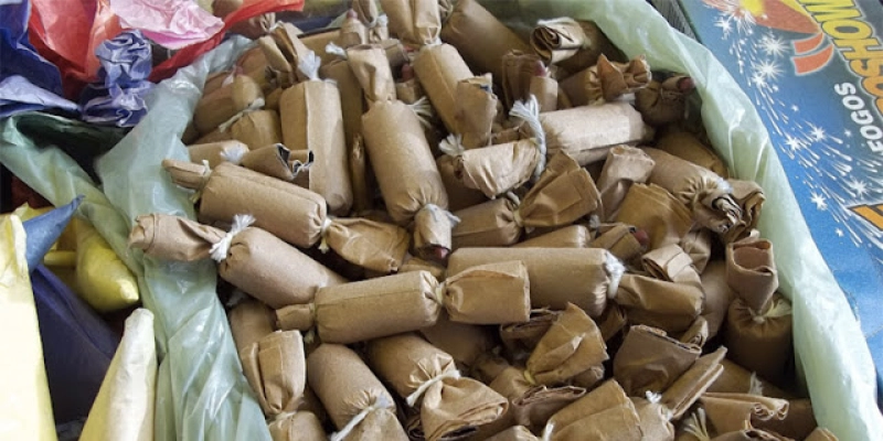 Polícia militar prende homem por desacato e comercialização ilegal de fogos de artifícios