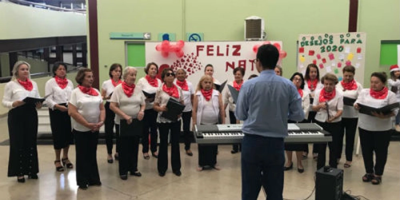 Crianças internadas no Hospital de Trauma recebem visita de Papai Noel