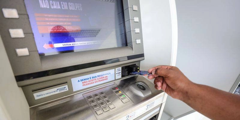 João Azevêdo anuncia pagamento da primeira parcela do 13º e o salário de maio, somando mais de R$ 1 bilhão para os servidores