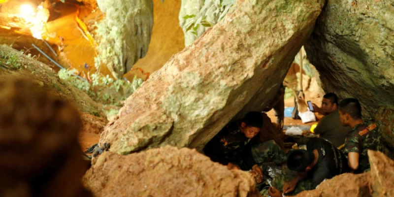 Mergulhador cita falha de bomba e gritos na caverna da Tailândia