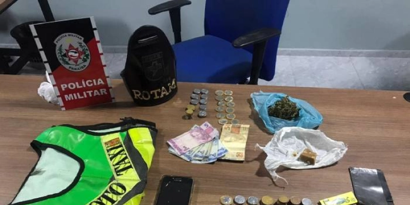 Polícia intercepta ‘delivery’ de drogas e prende dois suspeitos na noite de ontem (21)