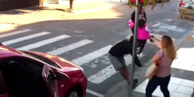 Bandido é morto por Mãe Policial em frente à Escola durante assalto; Veja Vídeo 