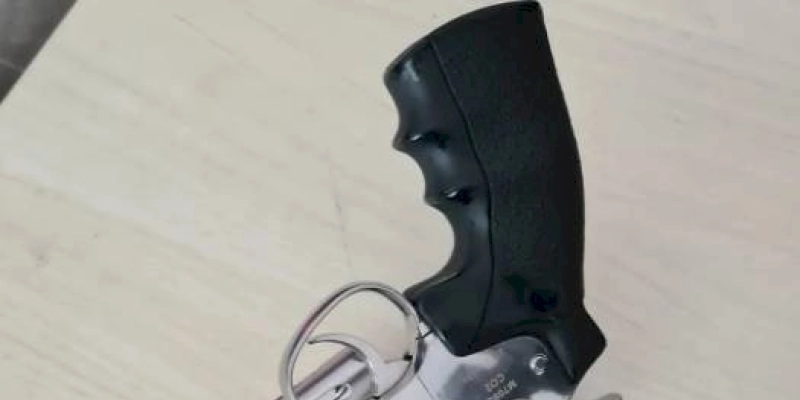 Homem é conduzido à delegacia portando arma de pressão a gás e ameaça, em Cajazeiras