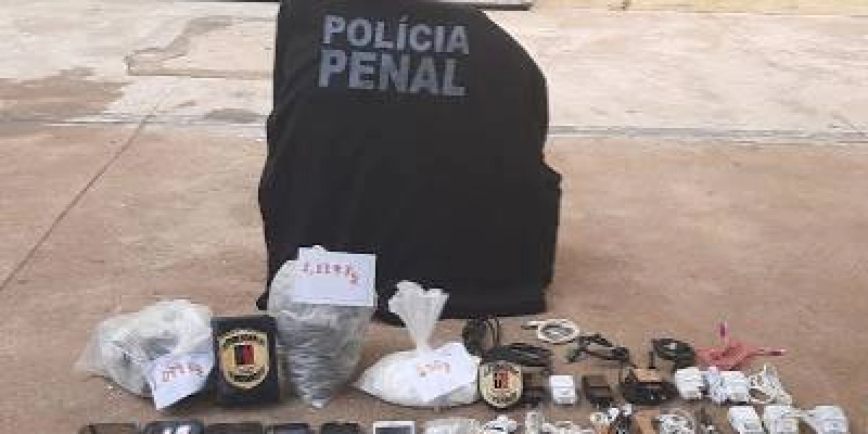 Policiais Penais apreendem drogas, celulares e outros ilícitos escondidos em freezer, no Presídio Padrão de Cajazeiras
