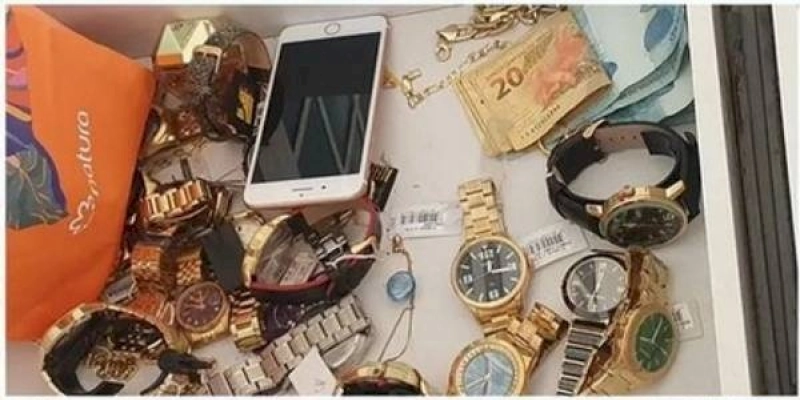 Polícia Militar recupera 24 relógios, 66 peças de ouro, 18 frascos de perfume e mais de 1800 reais roubados