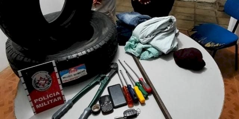 Dois jovens ambos de 21 anos, são detidos após furtarem estabelecimento comercial 