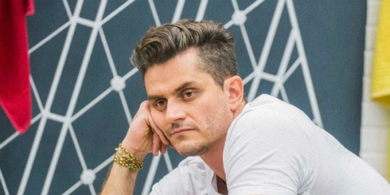 Ex-BBB Marcos Harter empurra fã e avisa: "Quem ficou em casa que se f*"
