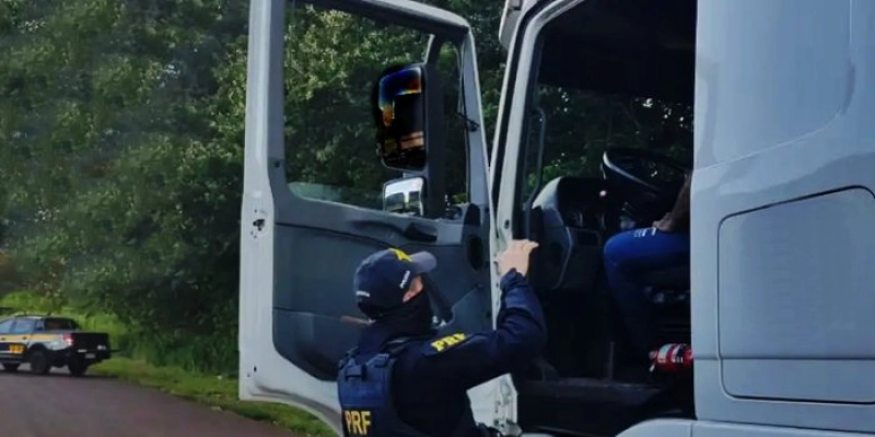 PRF na Paraíba localiza carro furtado e flagra condutor sem curso especializado transportando produto perigoso