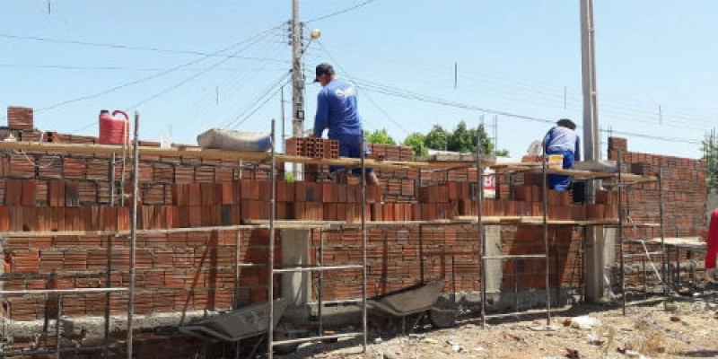 Prefeitura realiza obra de construção do campo de futebol do bairro Mutirão