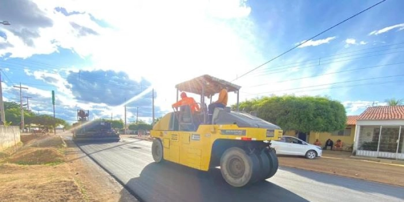 Parceria da Prefeitura de Sousa e Estado beneficia o Núcleo Habitacional II com asfaltamento de Ruas