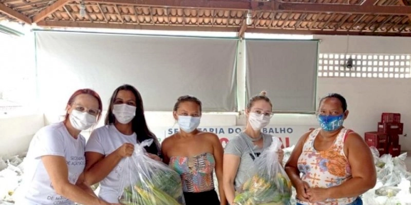 Famílias são beneficiadas com produtos agrícolas distribuídos pela prefeitura de São José de Piranhas 