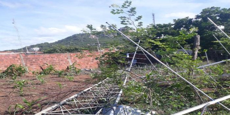 EM SÃO FRANCISCO - Torre de internet cai em cima de residência durante vendaval e por pouco não causa tragédia