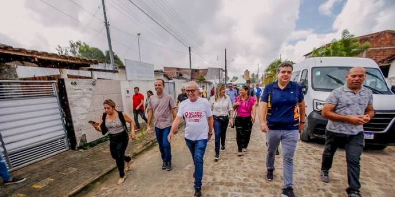 Em dia especial na região do Bairro das Indústrias, Cícero Lucena entrega pavimentação de oito ruas