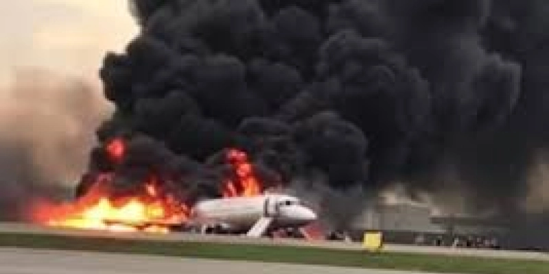 Incêndio em avião russo deixa pelo menos 41 pessoas mortas